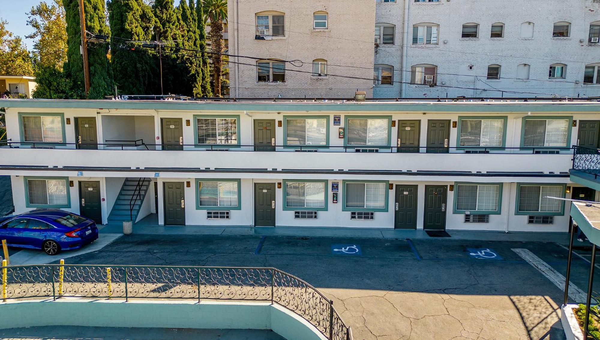 La Royal Viking Apartments - Los Angeles — Photos 1
